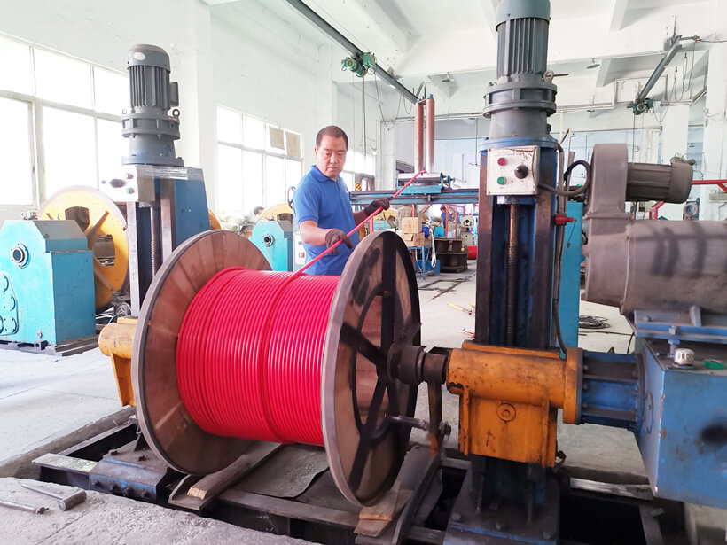 建圳達(dá)電線廠家，車間工人正在工作照